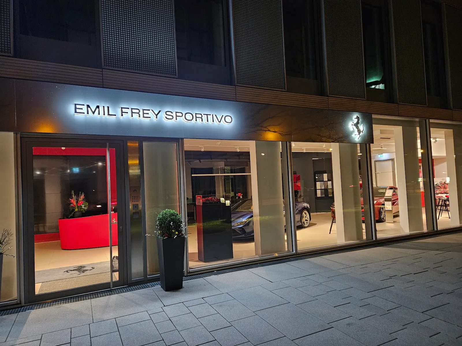 Emil Frey Sportivo GmbH - Offizieller Ferrari Händler München Showroom